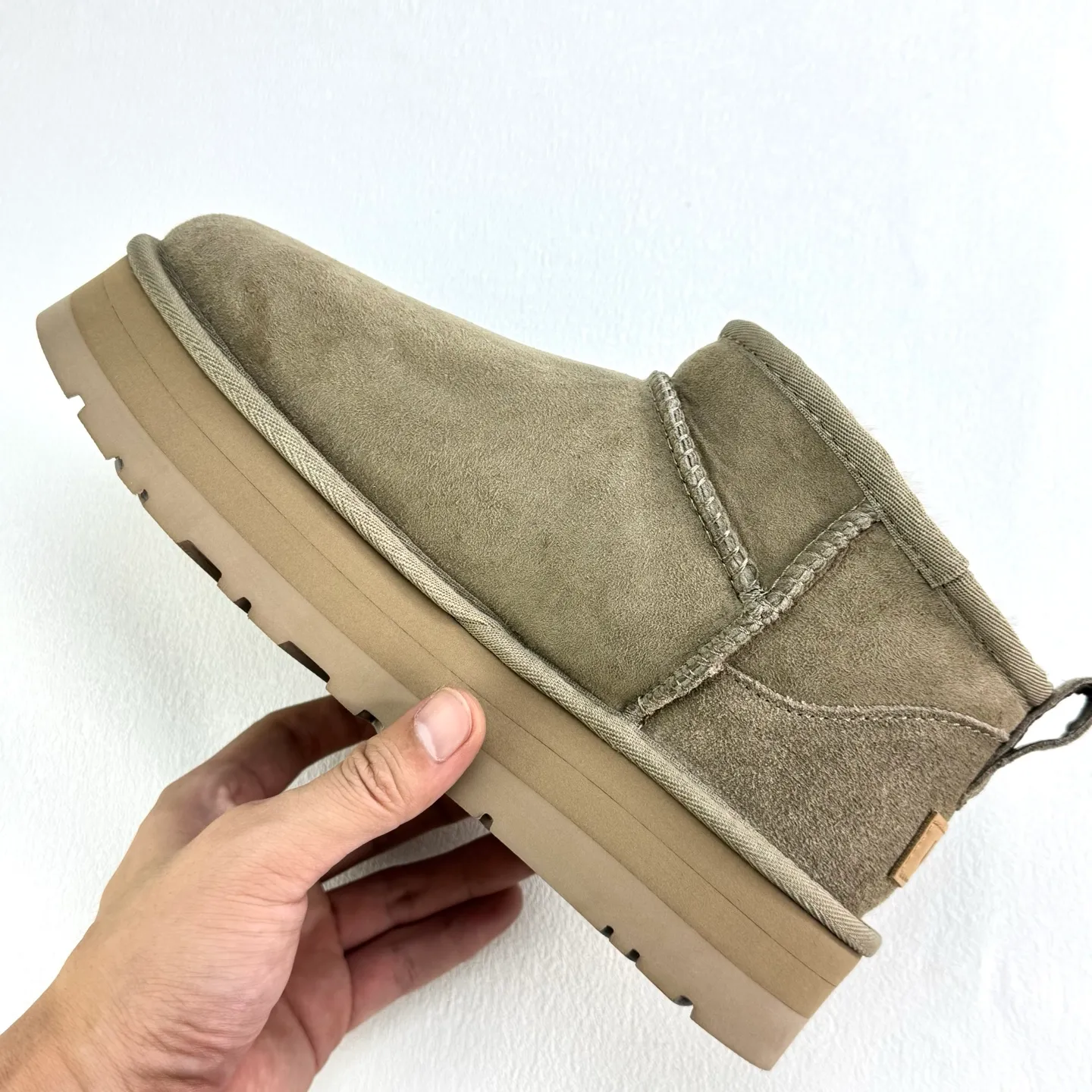 Self-pickup 💰440 Zhou Dongyu mini three-centimeter series snow boots/maroon gray black antelope brown carefully selected Longfeng sheep fur, fine texture, skin-friendly and breathable. The shoe collar is designed with simple tailoring. Easy to put on and take off. Fashionable personality. Comfortable Treadlite by ugg light wing EVA outsole. Comfortable cushioning. Size: 35 36 37 38 39 40